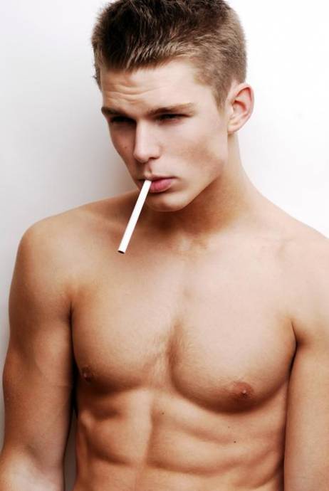 красивый парень с сигаретой во рту