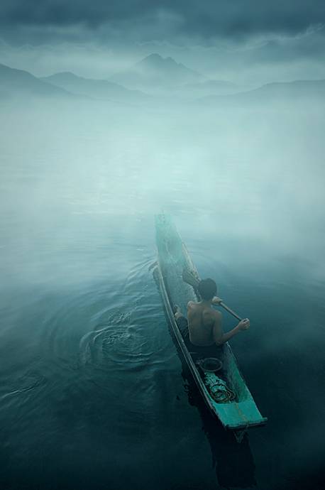 Парень в тумане плывёт на каноэ