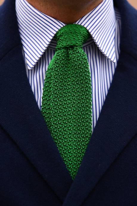 Зеленый галстук у парня в костюме