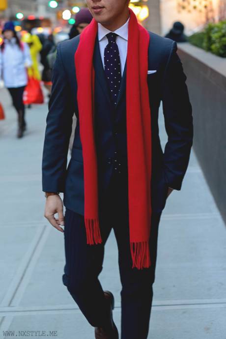 Парень в костюме и красном шарфе