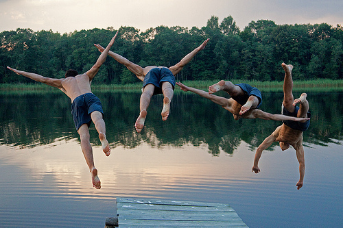 Парни прыгающие в реку