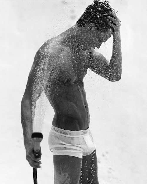 Спортивный парень в плавках Calvin Clein под душем