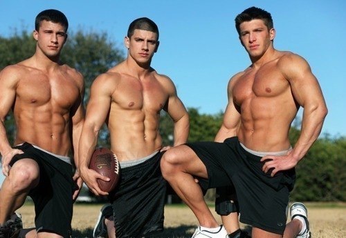 три парня спортсмена с атлетической фигурой