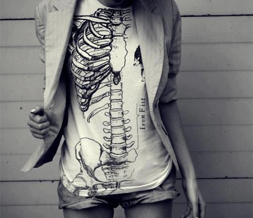 Прикольная футболка с нарисованным скелетом