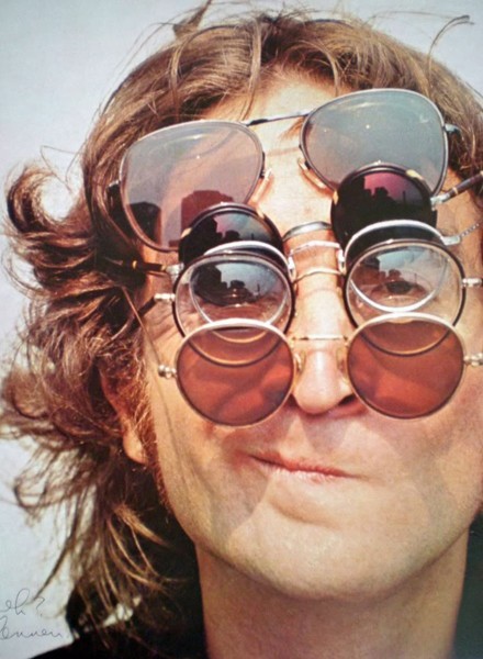 Джон Леннон и много очков на лице
