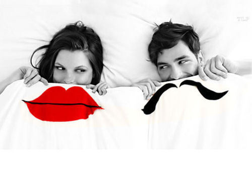 Прикольная постель для влюбленных: Усы и губы