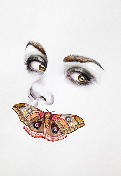 Лицо девушки с бабочкой на губах