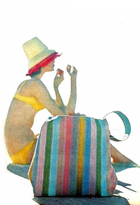 Девушка в шляпе на пляже и полосатая сумка