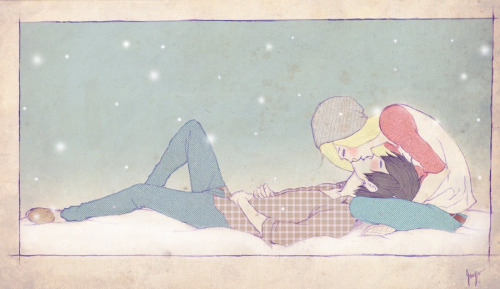 Девушка целует парня, лежащего на снегу