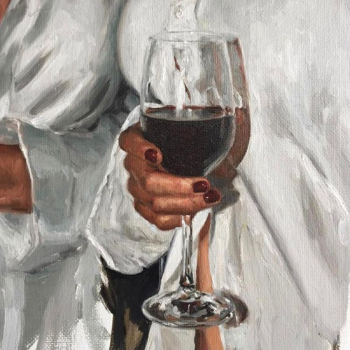Девушка в белой рубашке с бокалом вина