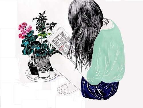 Девушка, читающая газету у цветочных горшков