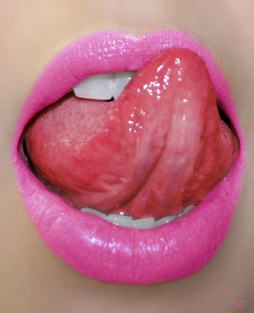 Язык облизывает губы с розовой помадой