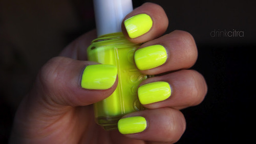 Яркий лак лимонного цвета на ногтях