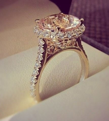 Красивое бриллиантовое кольцо