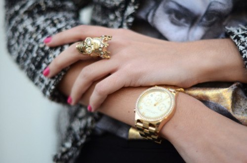 гламурные перстень и часы на руках девушки