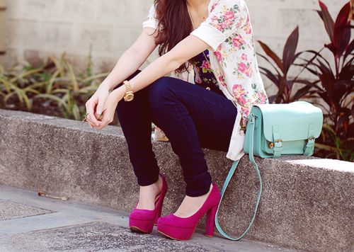 Девушка в замшевых туфлях и цветастой блузке