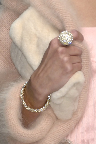 Кольцо и браслет с бриллиантами на руке девушки