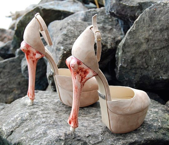 бежевые туфли с каблуками в форме кровавой кости