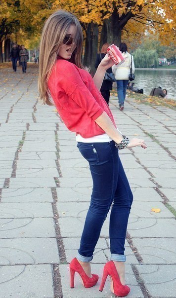 девушка в джинсах и красных туфлях с банкой колы