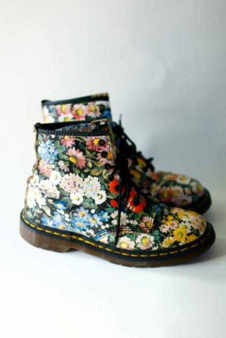 яркие ботинки в цветочек