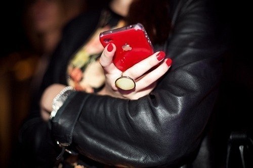 девушка с красным айфоном и красными ногтями