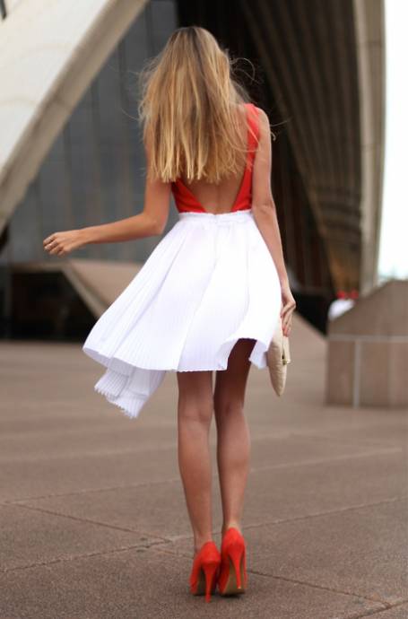 стройная блондинка в красных туфлях со спины