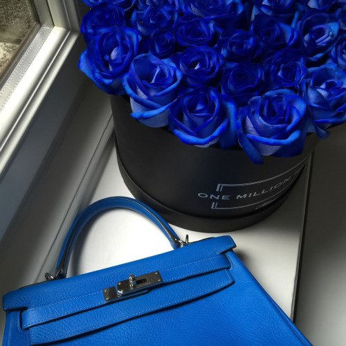 Синие розы и синяя сумка