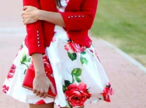 Девушка в ярком платье с красными цветами