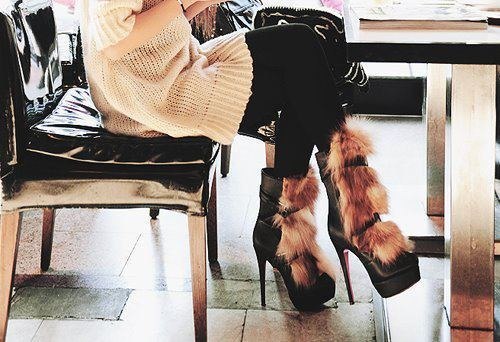 девушка в сапожках с мехом  на каблуках