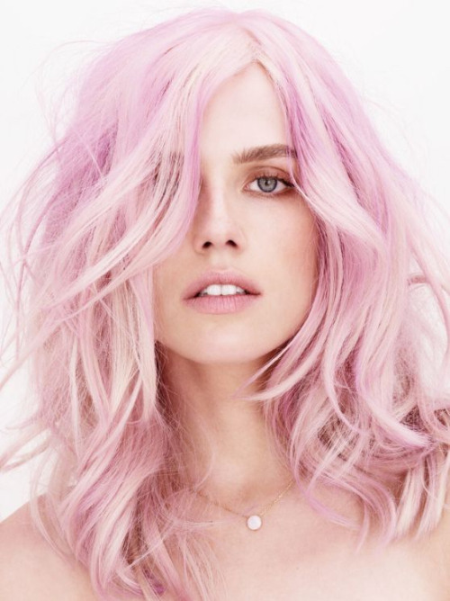 Девушка с розовыми волосами