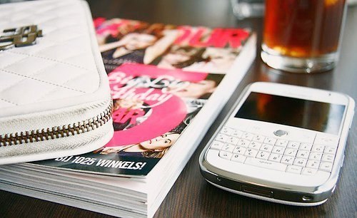 Глянцевый журнал,мобильник и чай на столе