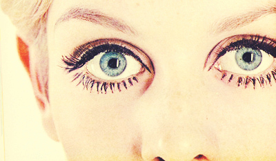 Огромные голубые глаза