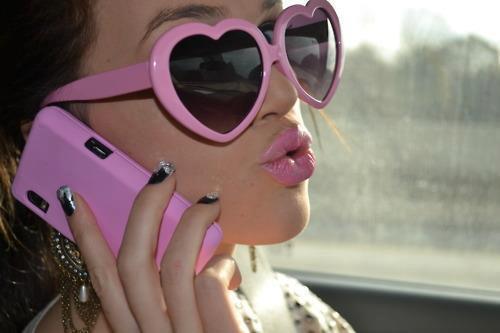Гламурная девочка в очках и розовым айфоном