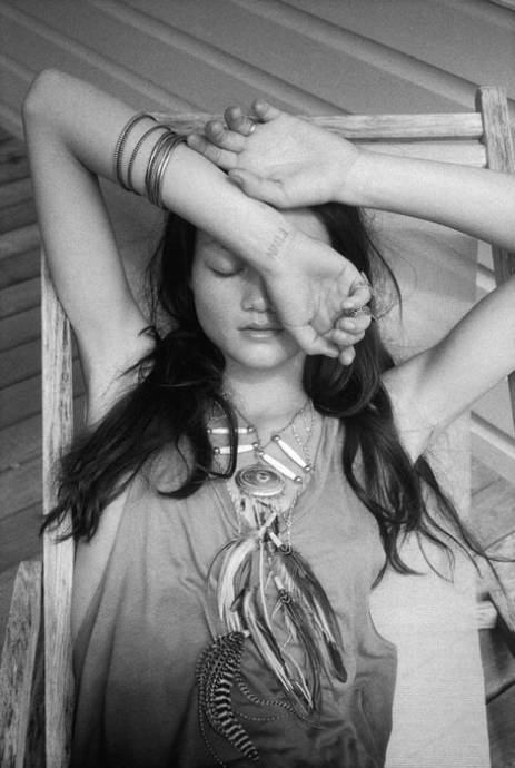 черно-белое фото девушки с амулетами на шее