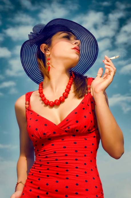 девушка с сигаретой в шляпе и красном платье