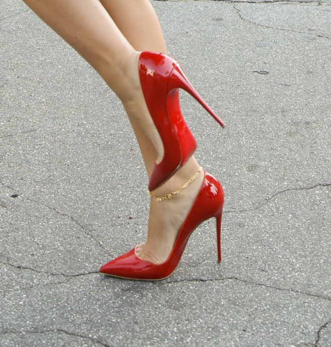 Ноги в красных туфлях на шпильках