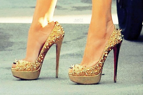 золотые туфли на высоком каблуке