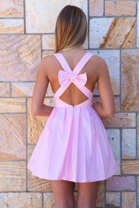 Девушка в розовом коротком платье с бантом