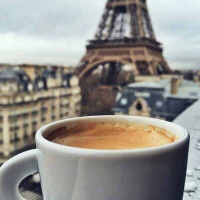 Чашка кофе на окне на фоне Эйфелевой башни