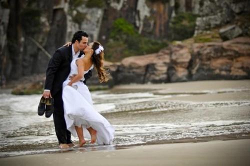 Жених и невеста целуются на берегу моря