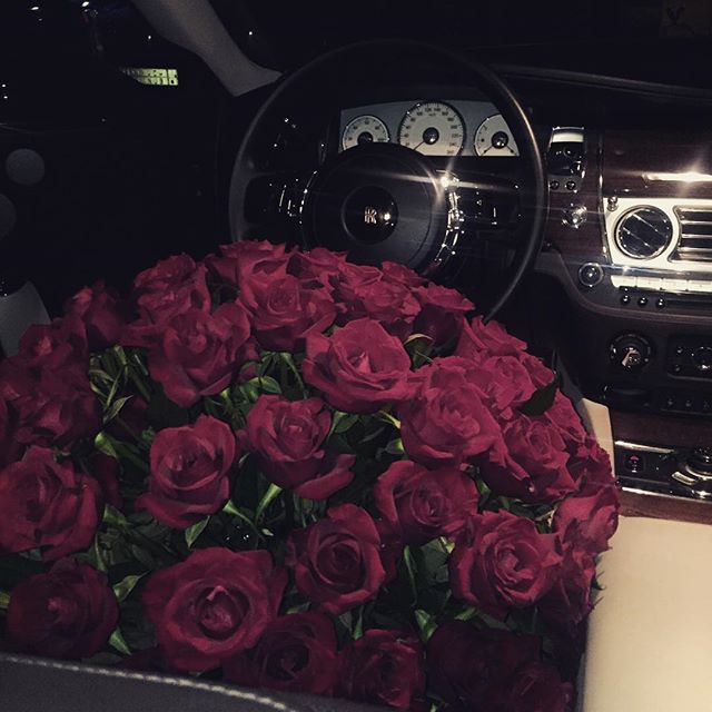 Бордовые розы (букет) у парня в машине