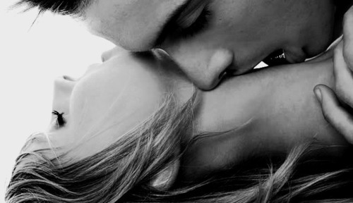 Парень страстно целует девушку в шею