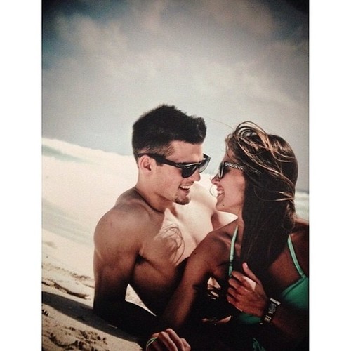 Парень и девушка на песке пляжа