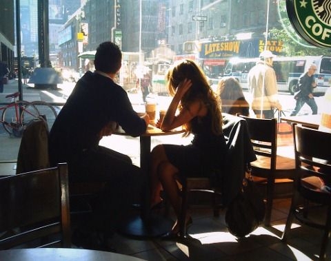 Парень с девушкой за столиком в кафе