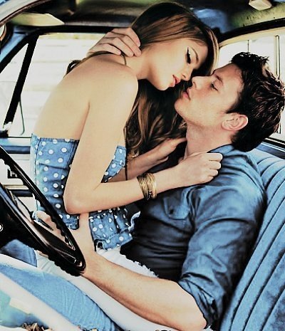 красивая пара целуются на переднем сиденье авто