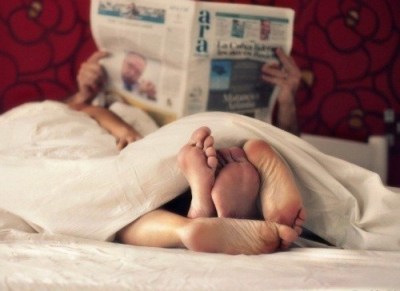 Четыре ноги под одним одеялом и газета