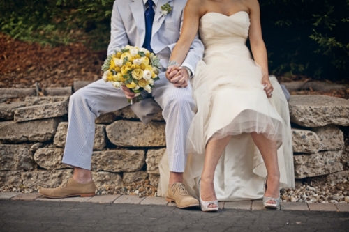 Невеста и жених в светлом костюме