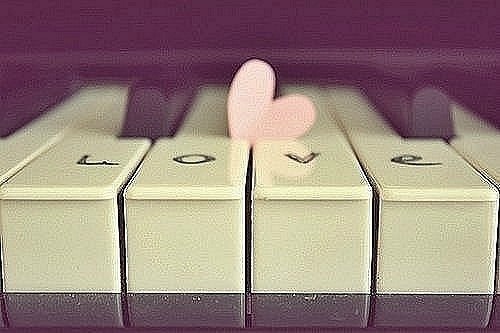 надпись LOVE на клавишах фортепиано