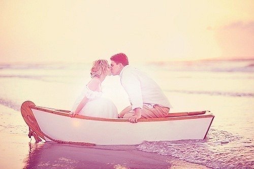парень и девушка целуются в лодке на реке