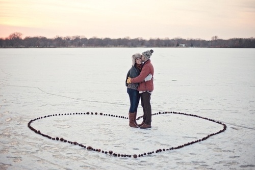 Счастливые влюбленные на замерзшей реке